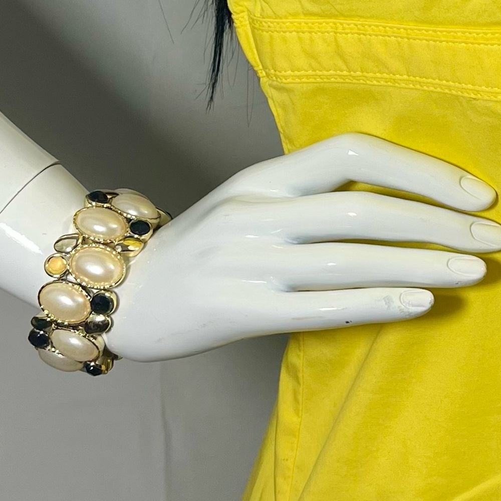 Beautiful elastic strand statement bracelet